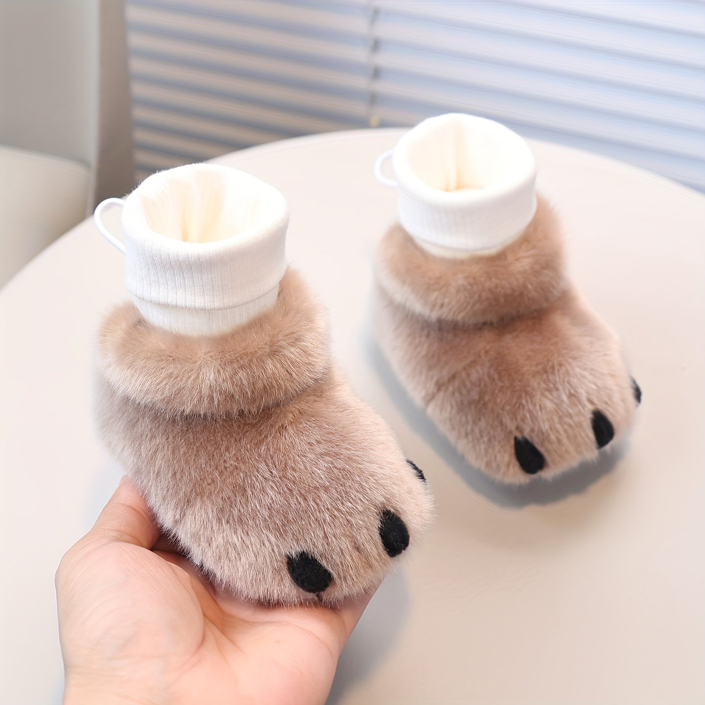 Sapatos de Primeiros Passos para Meninas - Botas de Inverno de Pelúcia Macia com Cara e Patas de Urso de Desenho Animado Fofas, Fecho Slip-On, Palmilha Acolchoada - Botas de Inverno Aconchegantes para Interior/Exterior, Calçado Confortável, Design Divertido, Auxílio para Caminhar para Crianças Pequenas, Roupa Casual para Meninas (Easy-Cl