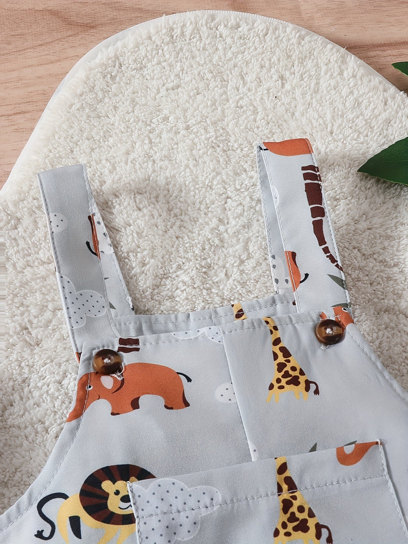 Explore o mundo com o Macacão Divertido com Estampas de Animais. Conforto e estilo para bebês. Toosly: carinho em cada detalhe.