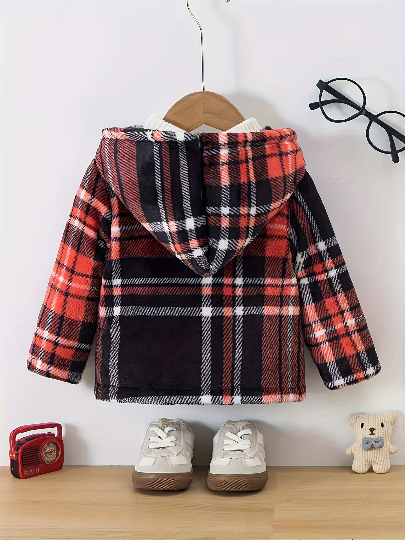 Novo Casaco de Inverno de Pelúcia com Capuz e Fechamento de Botões - Casaco Listrado e Aconchegante para Festas de Natal e Clima Frio (Corte Regular)