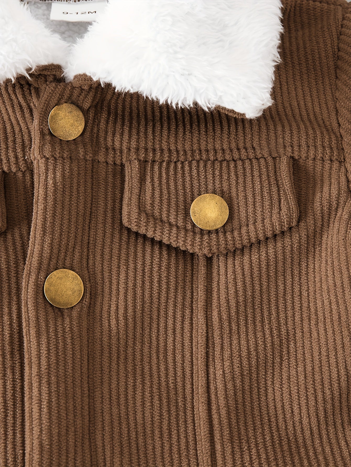 Casaco de cordeiro para rapazes com forro de lã e gola de pelúcia castanha, feito em tecido de cordeiro e forrado por dentro, quente e elegante para usar diariamente no outono/inverno, criando um look casual retro e suave, amigável com a cor bege e essencial para a moda, fácil de usar e quente, com um estilo pequeno e trendy, iluminando a diversão no inverno, casaco de criança para o inverno.