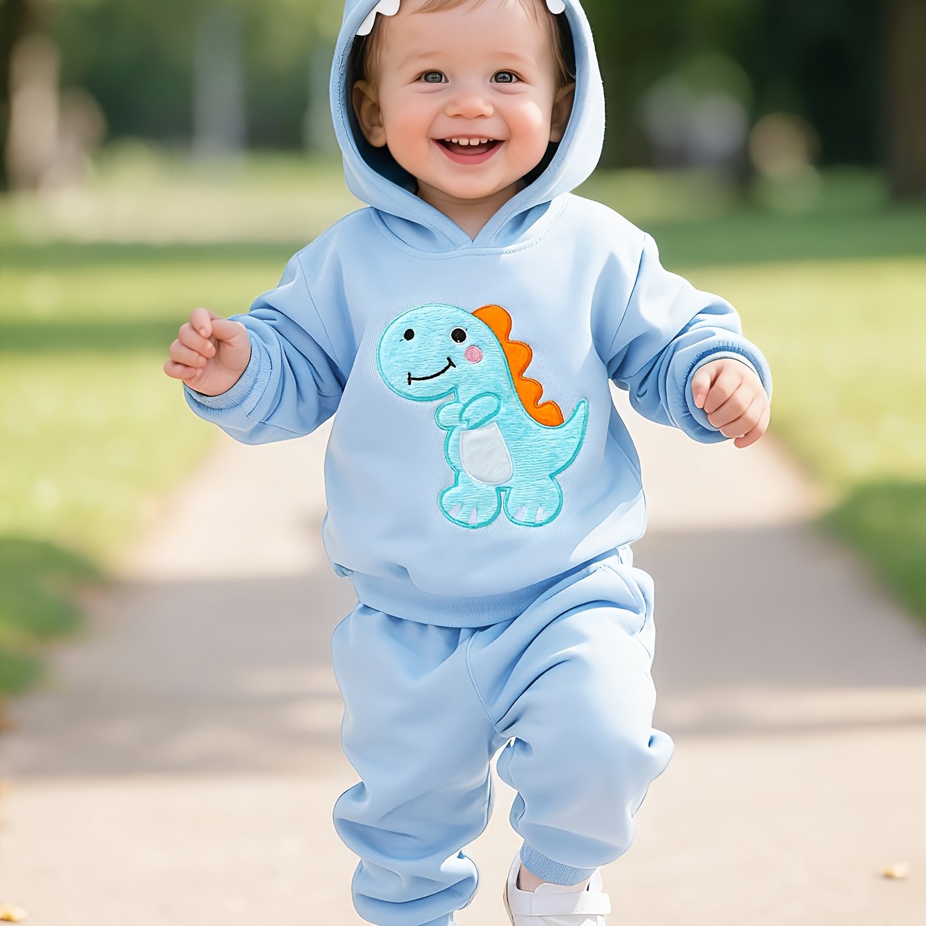 Conjunto de moletom com capuz e calça para bebê menino, tema dinossauro outono/inverno - detalhes em dentes e chifres. Ideal para uso ao ar livre nesta estação, Vestuário de Inverno para Exterior,Conjunto para Clima Frio,Conjunto de Moletom Dinossauro,Estampa de Animais Fofos,Detalhes dos Dentes de Dinossauro,Jovens Fãs de Dinossauros