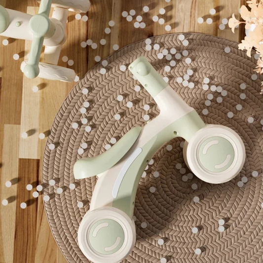 Triciclo Montessori de Equilíbrio Infantil com luzes e músicas da Toosly, seguro e divertido para crianças de 3 a 6 anos. Design ergonômico, durável e perfeito para primeiros passeios