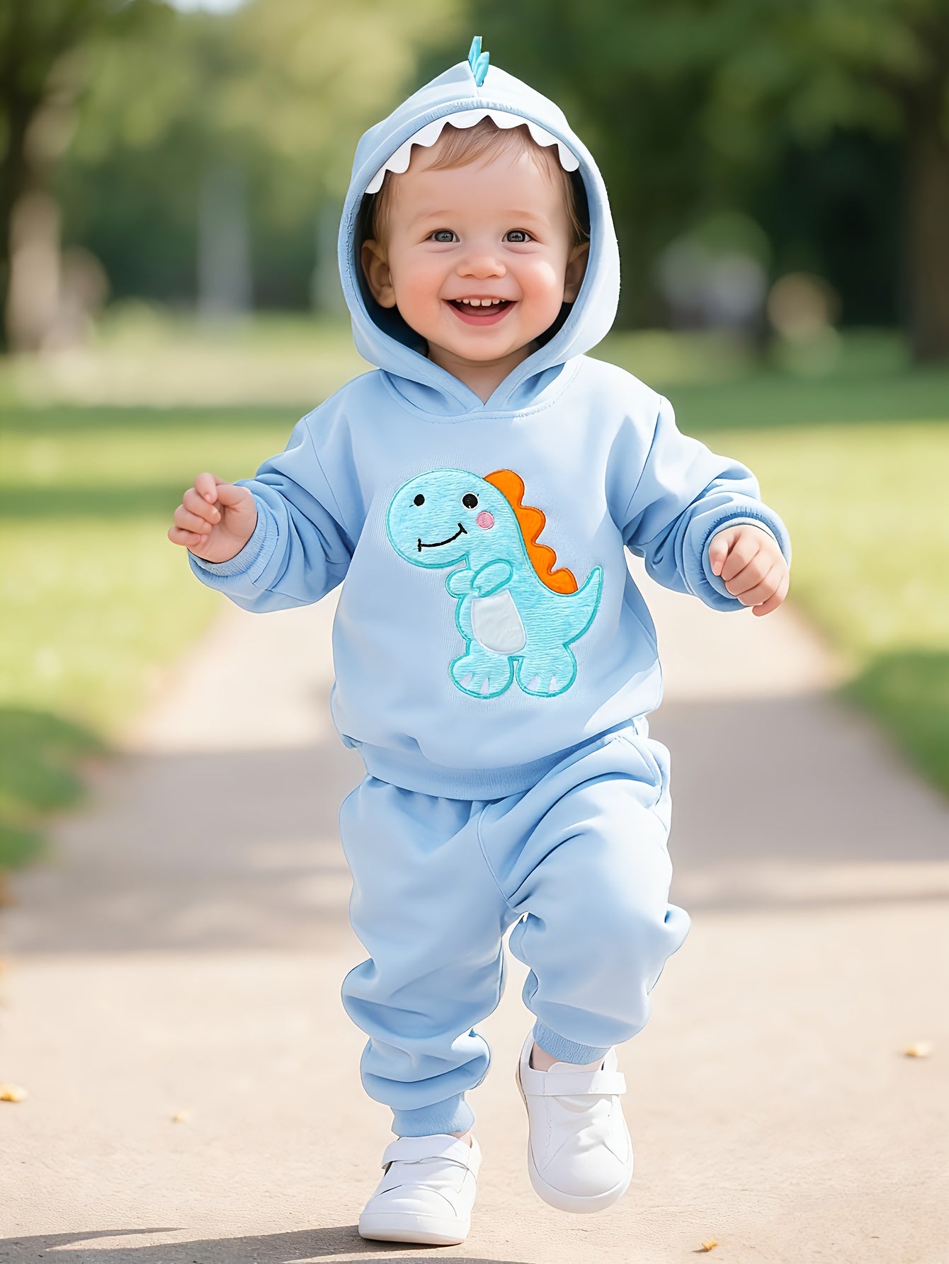 Conjunto de moletom com capuz e calça para bebê menino, tema dinossauro outono/inverno - detalhes em dentes e chifres. Ideal para uso ao ar livre nesta estação, Vestuário de Inverno para Exterior,Conjunto para Clima Frio,Conjunto de Moletom Dinossauro,Estampa de Animais Fofos,Detalhes dos Dentes de Dinossauro,Jovens Fãs de Dinossauros