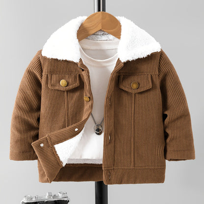 Casaco de cordeiro para rapazes com forro de lã e gola de pelúcia castanha, feito em tecido de cordeiro e forrado por dentro, quente e elegante para usar diariamente no outono/inverno, criando um look casual retro e suave, amigável com a cor bege e essencial para a moda, fácil de usar e quente, com um estilo pequeno e trendy, iluminando a diversão no inverno, casaco de criança para o inverno.