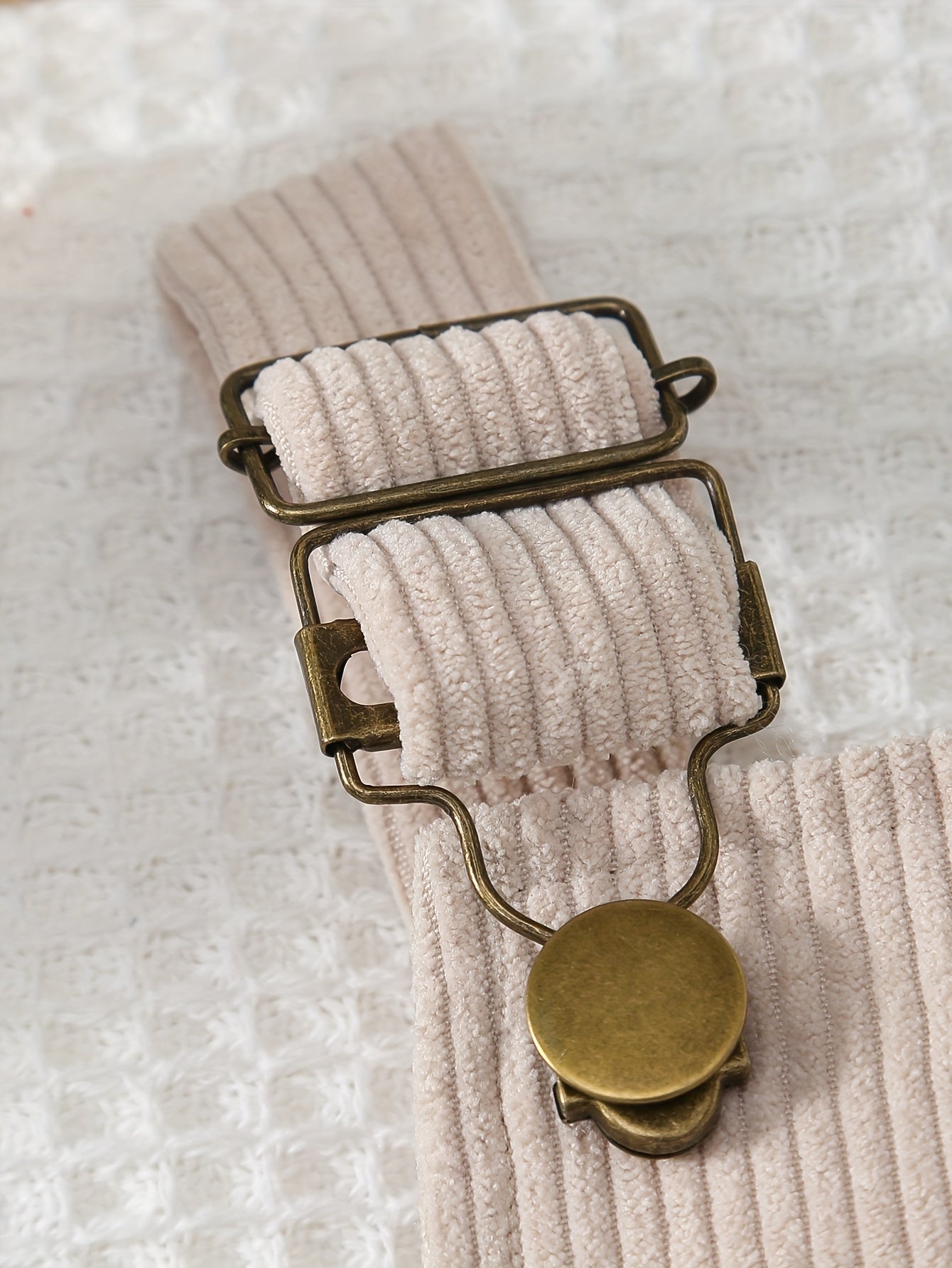 Macacão de bebé com bordado de leão fofo - Alça ajustável, decote quadrado, tecido de corduroy macio, design de leão de desenho animado, perfeito para o verão, roupa de bebé | Estilo casual | Material de corduroy, para exterior