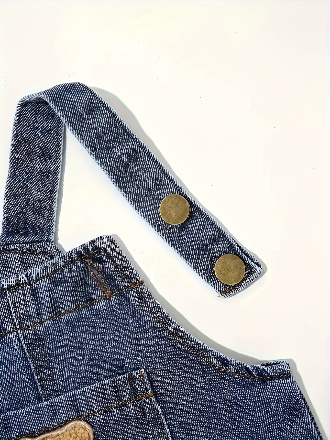 Macacões de ganga azul festivos para rapazes com adorável remendo de urso, estilo casual outono/inverno, perfeito para brincar ao ar livre, design de remendo de urso, tecido não elástico, ajuste regular, bolsos incluídos, perfeito para atividades ao ar livre