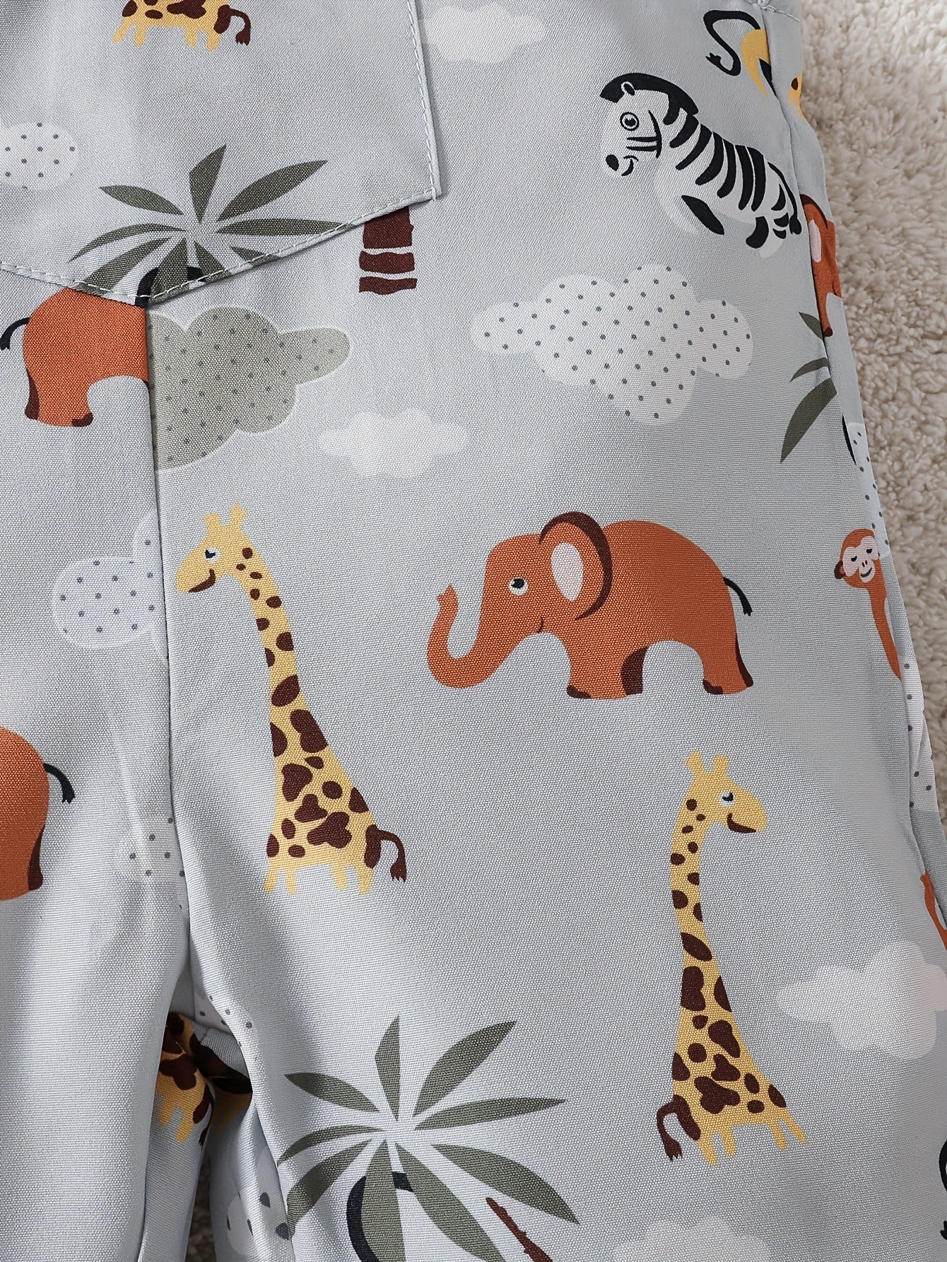 Explore o mundo com o Macacão Divertido com Estampas de Animais. Conforto e estilo para bebês. Toosly: carinho em cada detalhe.