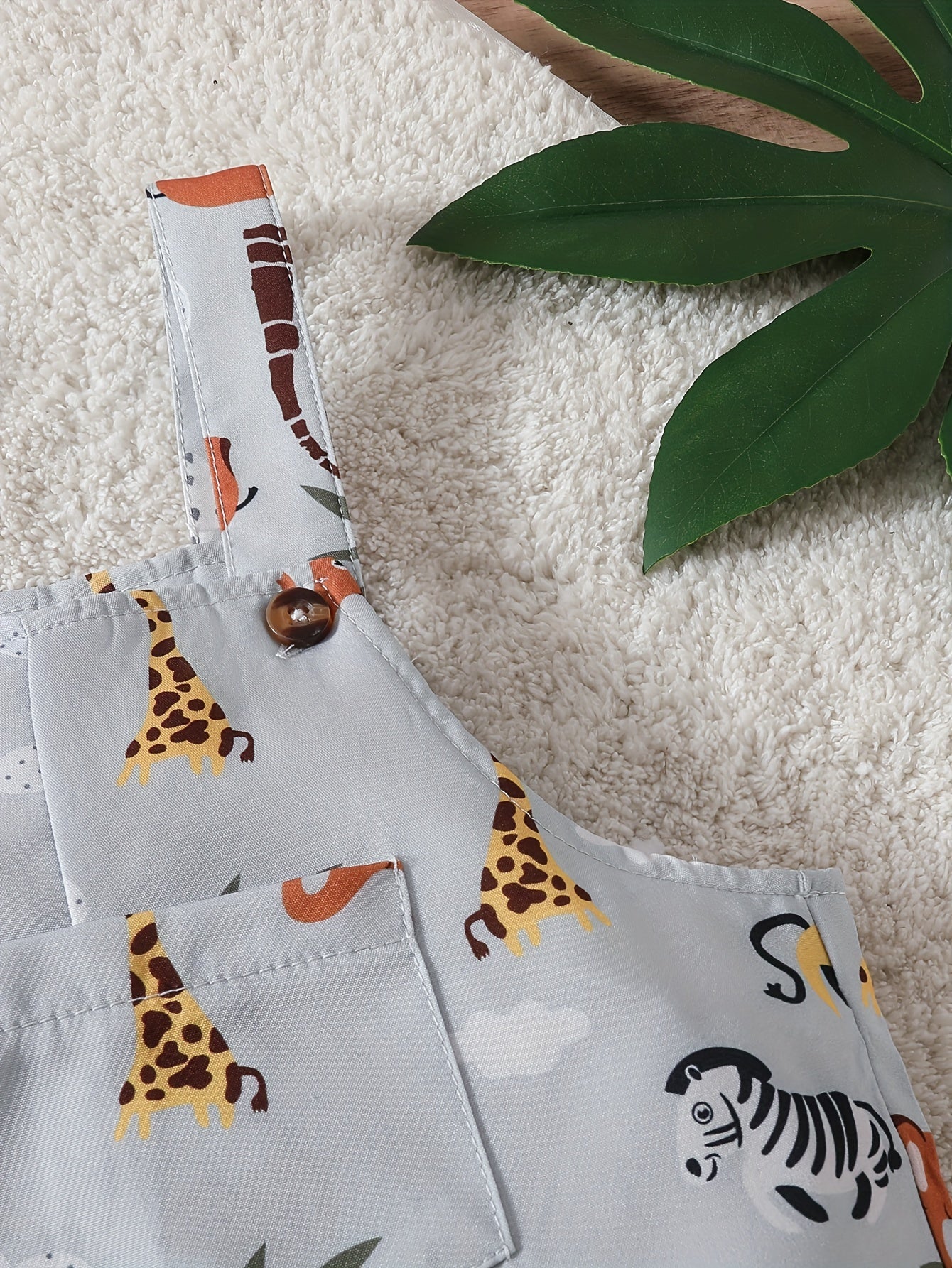 Explore o mundo com o Macacão Divertido com Estampas de Animais. Conforto e estilo para bebês. Toosly: carinho em cada detalhe.