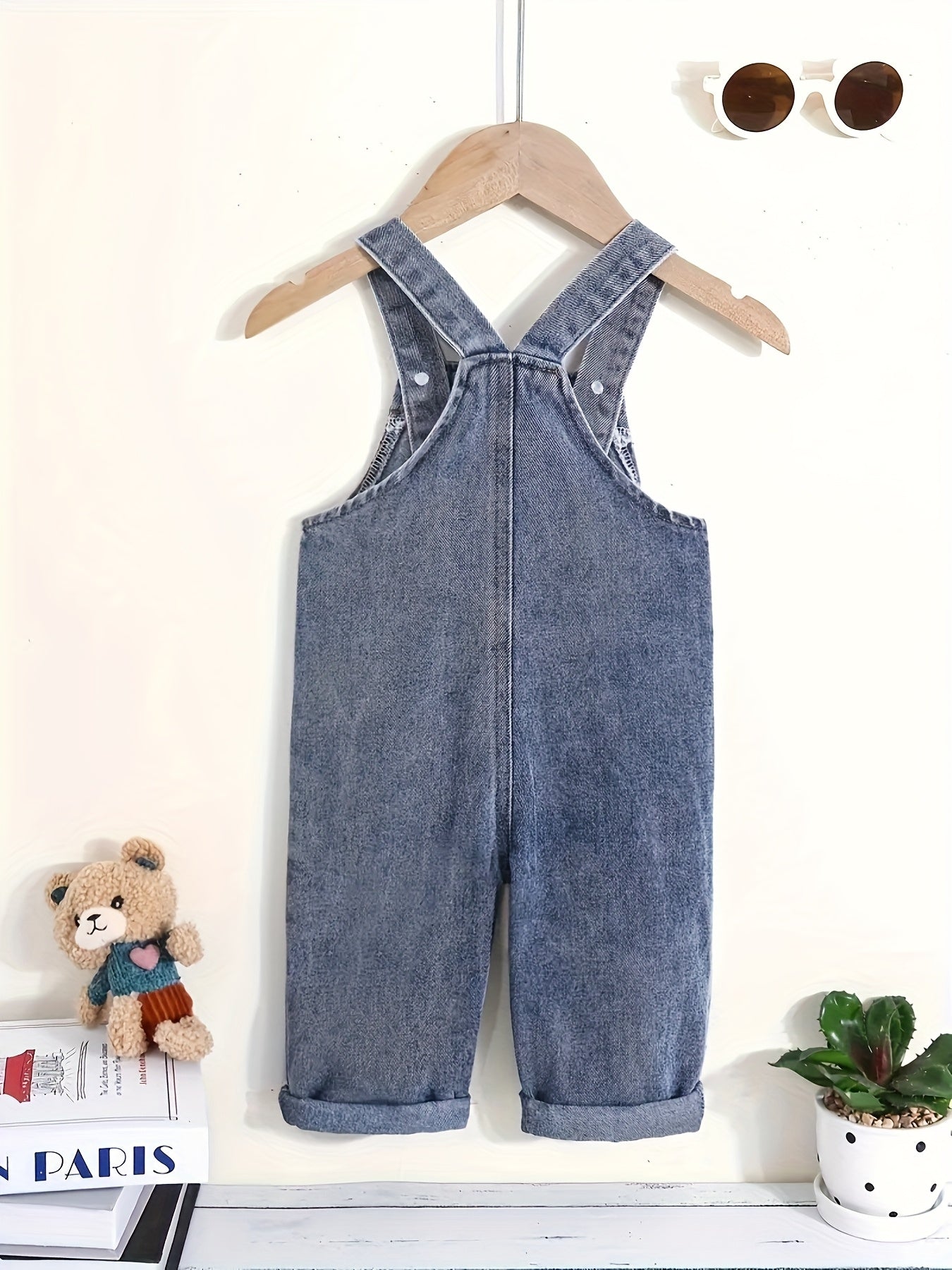 Macacões de ganga azul festivos para rapazes com adorável remendo de urso, estilo casual outono/inverno, perfeito para brincar ao ar livre, design de remendo de urso, tecido não elástico, ajuste regular, bolsos incluídos, perfeito para atividades ao ar livre