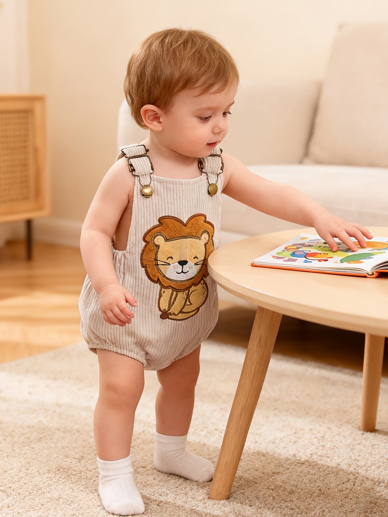 Macacão de bebé com bordado de leão fofo - Alça ajustável, decote quadrado, tecido de corduroy macio, design de leão de desenho animado, perfeito para o verão, roupa de bebé | Estilo casual | Material de corduroy, para exterior