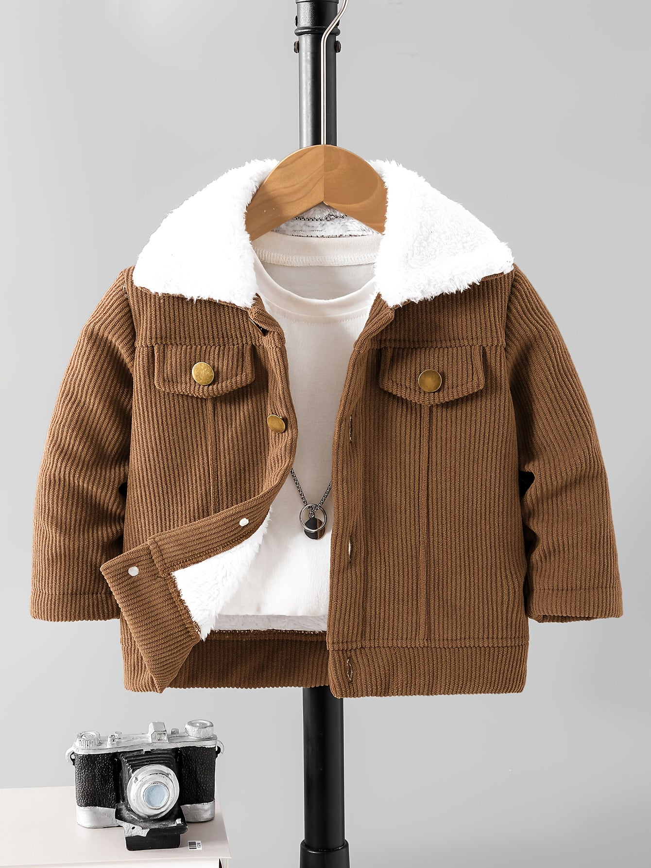 Casaco de cordeiro para rapazes com forro de lã e gola de pelúcia castanha, feito em tecido de cordeiro e forrado por dentro, quente e elegante para usar diariamente no outono/inverno, criando um look casual retro e suave, amigável com a cor bege e essencial para a moda, fácil de usar e quente, com um estilo pequeno e trendy, iluminando a diversão no inverno, casaco de criança para o inverno.