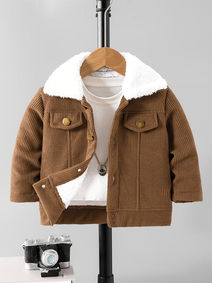 Casaco de cordeiro para rapazes com forro de lã e gola de pelúcia castanha, feito em tecido de cordeiro e forrado por dentro, quente e elegante para usar diariamente no outono/inverno, criando um look casual retro e suave, amigável com a cor bege e essencial para a moda, fácil de usar e quente, com um estilo pequeno e trendy, iluminando a diversão no inverno, casaco de criança para o inverno.