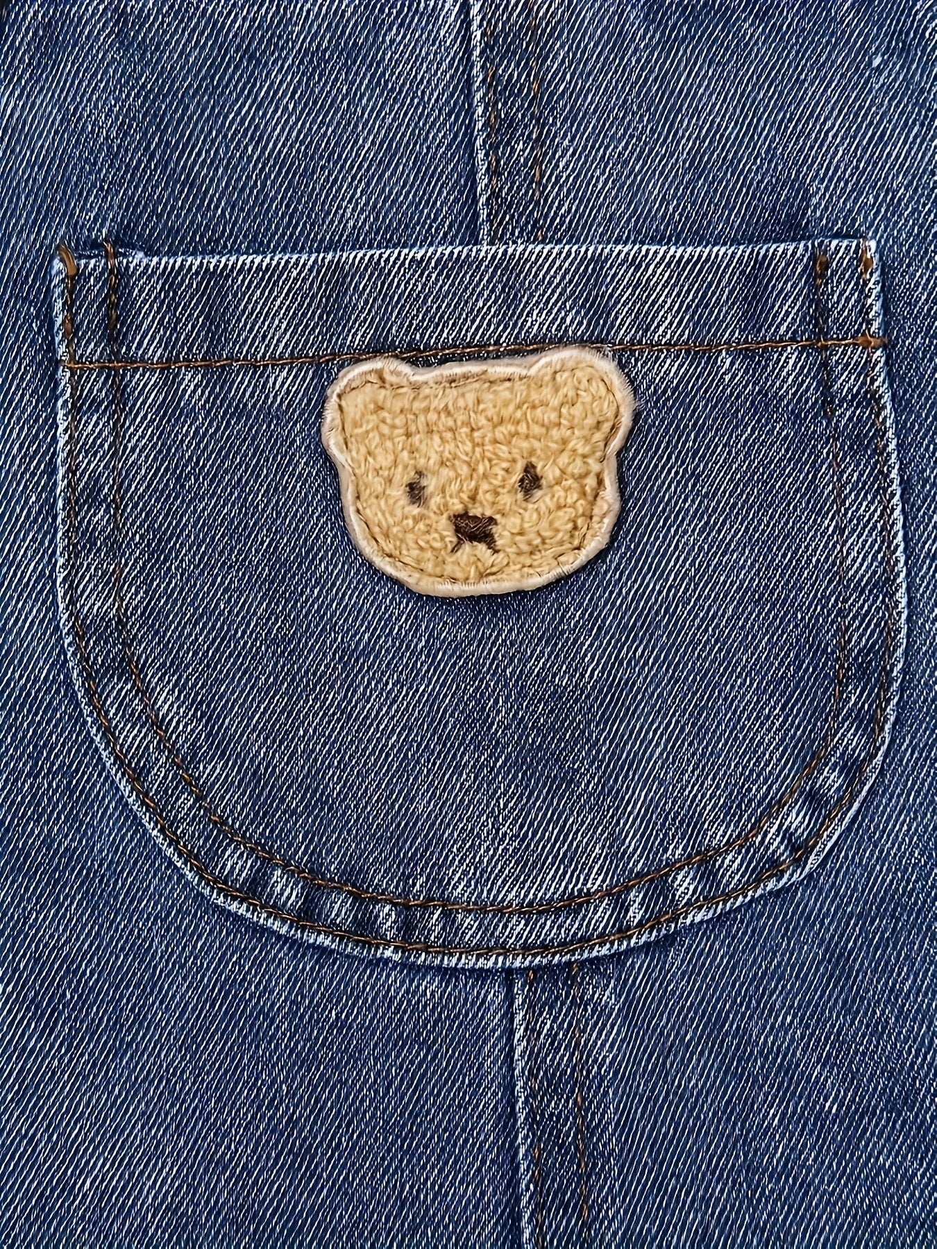 Macacões de ganga azul festivos para rapazes com adorável remendo de urso, estilo casual outono/inverno, perfeito para brincar ao ar livre, design de remendo de urso, tecido não elástico, ajuste regular, bolsos incluídos, perfeito para atividades ao ar livre