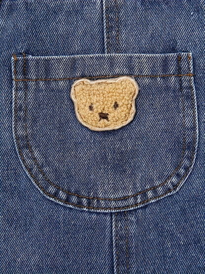 Macacões de ganga azul festivos para rapazes com adorável remendo de urso, estilo casual outono/inverno, perfeito para brincar ao ar livre, design de remendo de urso, tecido não elástico, ajuste regular, bolsos incluídos, perfeito para atividades ao ar livre