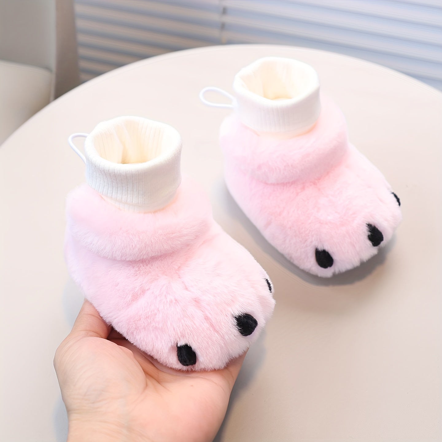 Sapatos de Primeiros Passos para Meninas - Botas de Inverno de Pelúcia Macia com Cara e Patas de Urso de Desenho Animado Fofas, Fecho Slip-On, Palmilha Acolchoada - Botas de Inverno Aconchegantes para Interior/Exterior, Calçado Confortável, Design Divertido, Auxílio para Caminhar para Crianças Pequenas, Roupa Casual para Meninas (Easy-Cl