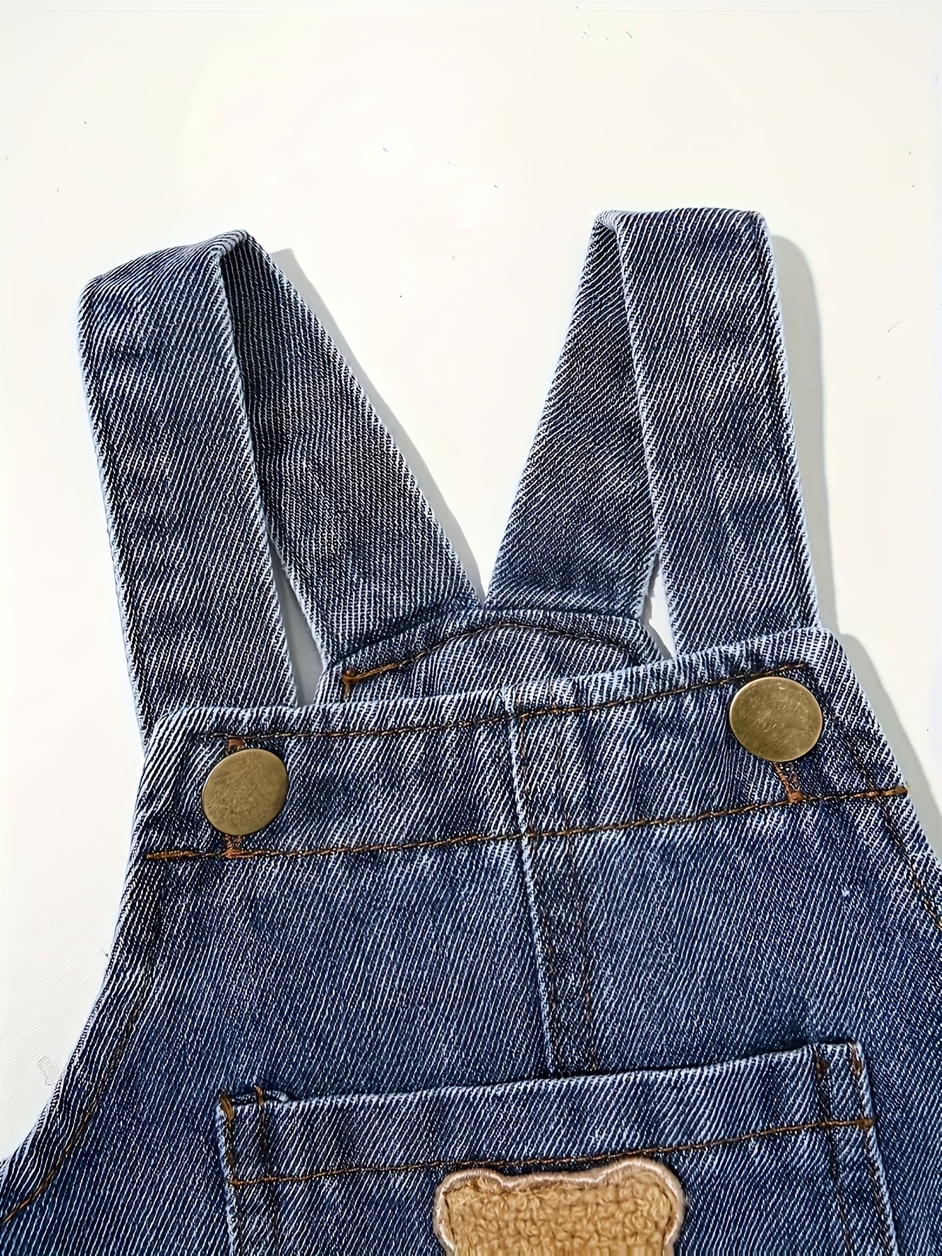 Macacões de ganga azul festivos para rapazes com adorável remendo de urso, estilo casual outono/inverno, perfeito para brincar ao ar livre, design de remendo de urso, tecido não elástico, ajuste regular, bolsos incluídos, perfeito para atividades ao ar livre