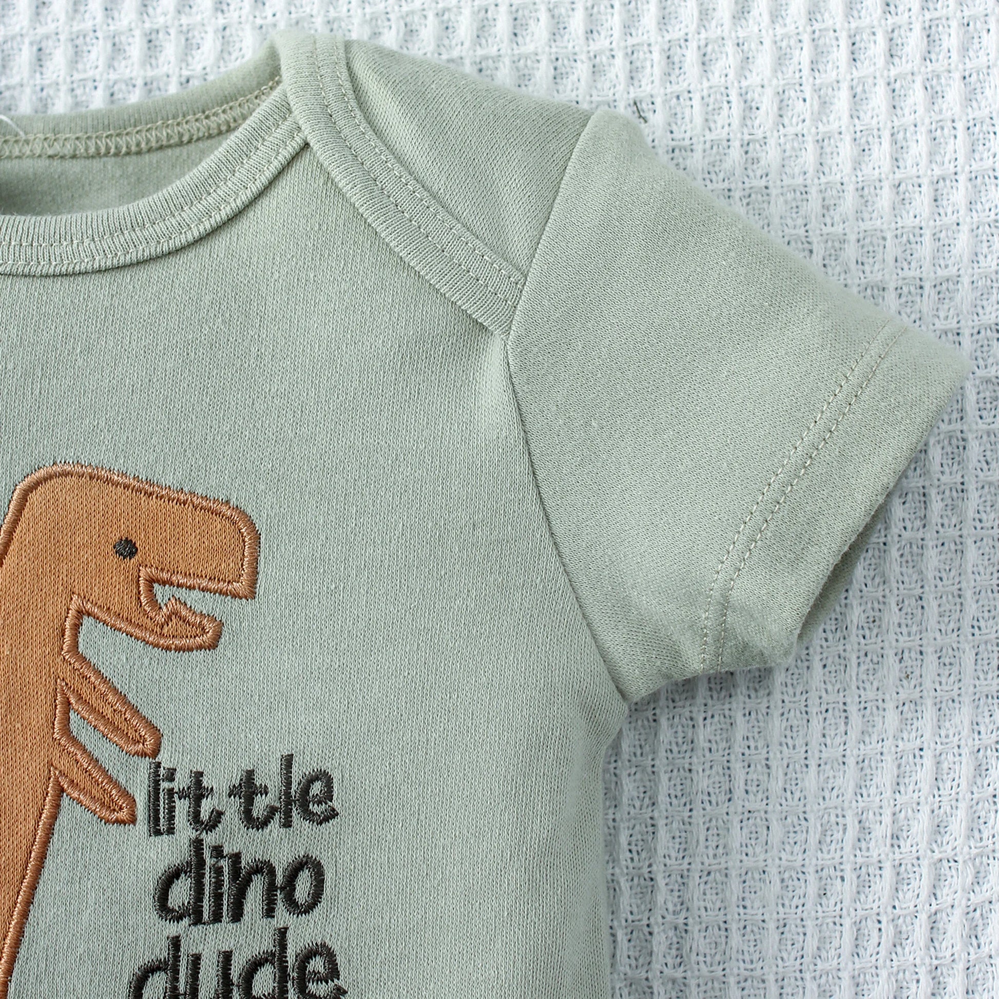 Toosly body de bebê de verão, 3 peças, conjunto de três peças com padrão de dinossauro de desenho animado e padrão de listra, design de botão para meninos de 0 a 9 meses