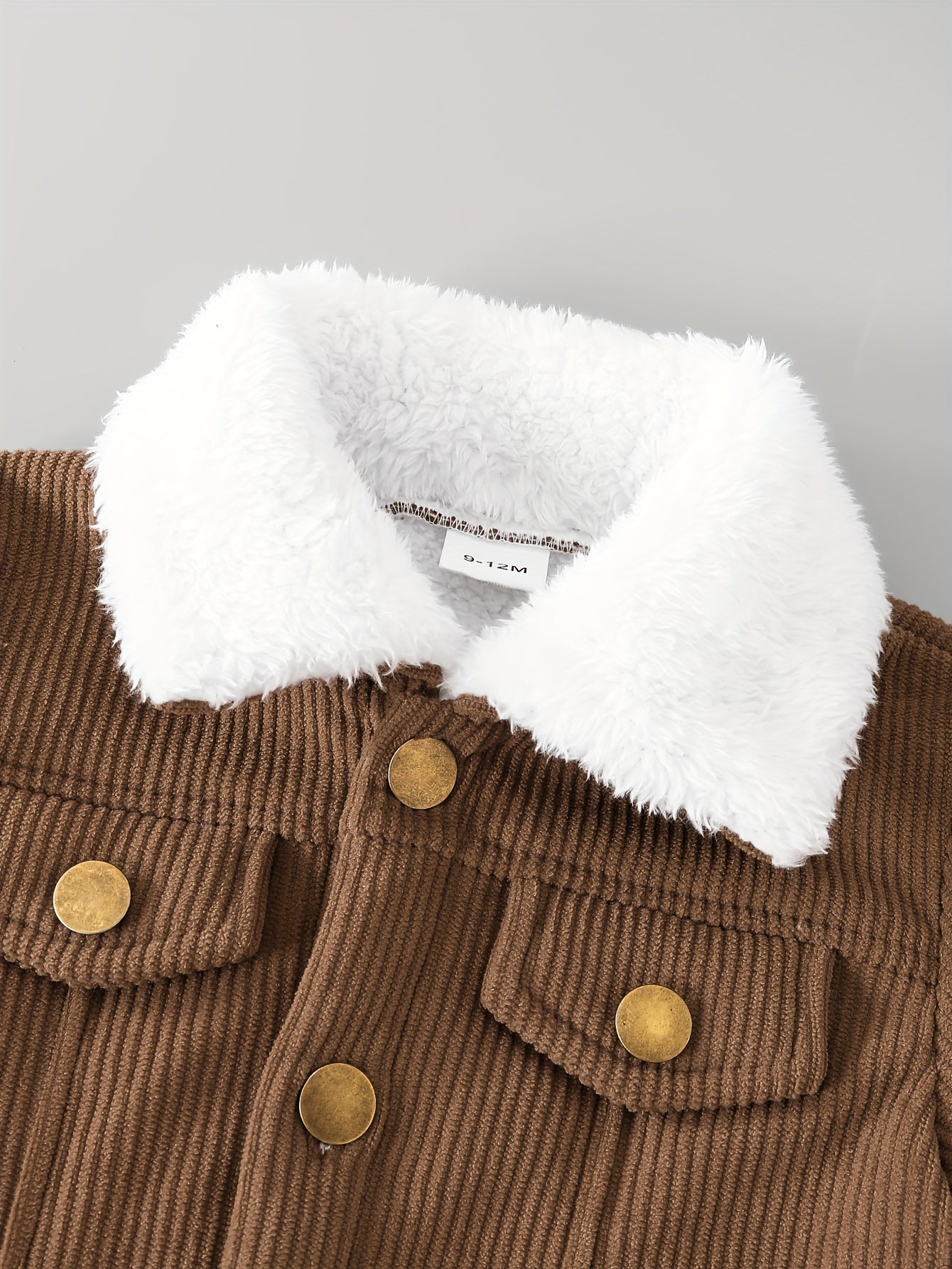 Casaco de cordeiro para rapazes com forro de lã e gola de pelúcia castanha, feito em tecido de cordeiro e forrado por dentro, quente e elegante para usar diariamente no outono/inverno, criando um look casual retro e suave, amigável com a cor bege e essencial para a moda, fácil de usar e quente, com um estilo pequeno e trendy, iluminando a diversão no inverno, casaco de criança para o inverno.