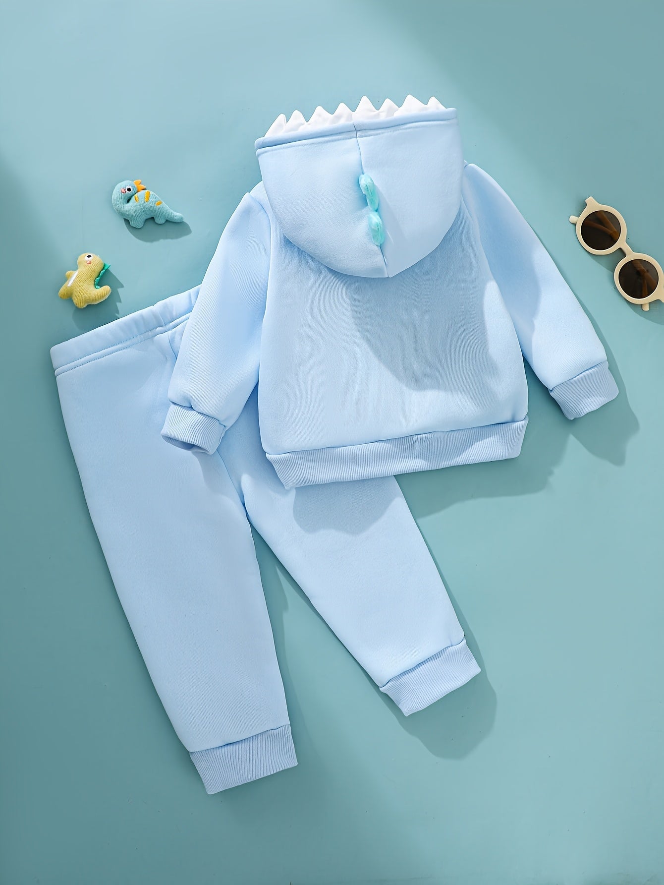 Conjunto de moletom com capuz e calça para bebê menino, tema dinossauro outono/inverno - detalhes em dentes e chifres. Ideal para uso ao ar livre nesta estação, Vestuário de Inverno para Exterior,Conjunto para Clima Frio,Conjunto de Moletom Dinossauro,Estampa de Animais Fofos,Detalhes dos Dentes de Dinossauro,Jovens Fãs de Dinossauros