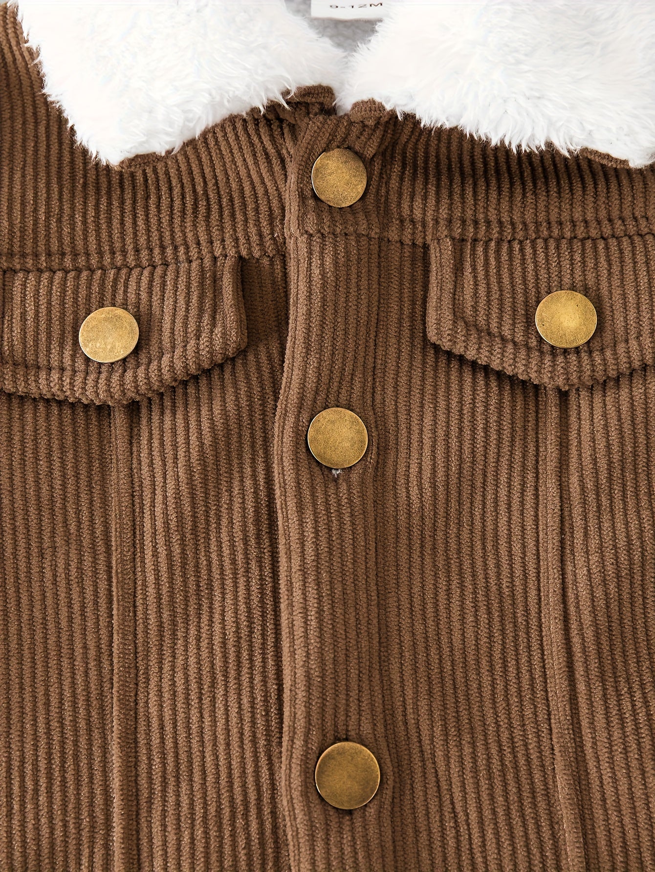 Casaco de cordeiro para rapazes com forro de lã e gola de pelúcia castanha, feito em tecido de cordeiro e forrado por dentro, quente e elegante para usar diariamente no outono/inverno, criando um look casual retro e suave, amigável com a cor bege e essencial para a moda, fácil de usar e quente, com um estilo pequeno e trendy, iluminando a diversão no inverno, casaco de criança para o inverno.