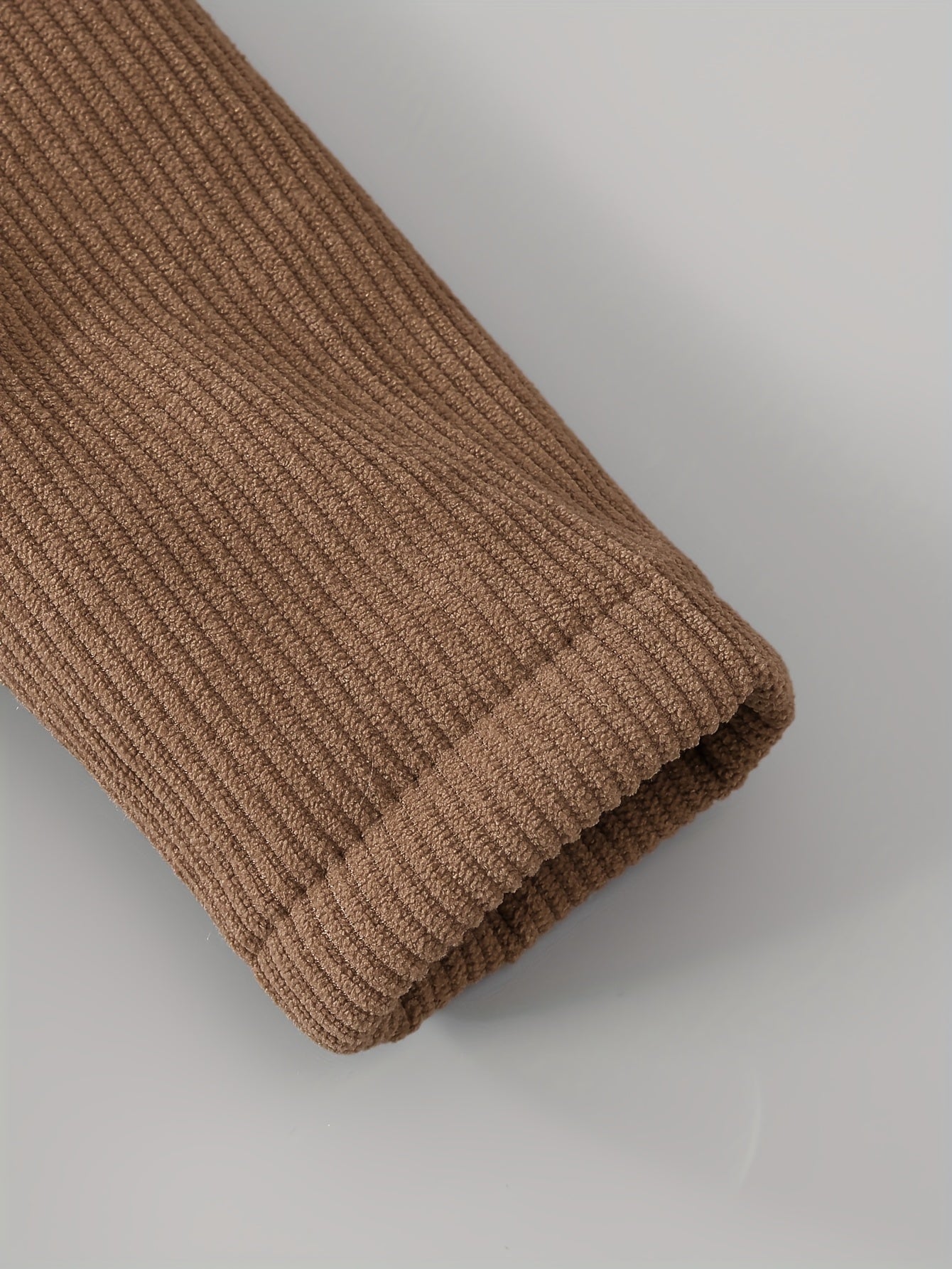 Casaco de cordeiro para rapazes com forro de lã e gola de pelúcia castanha, feito em tecido de cordeiro e forrado por dentro, quente e elegante para usar diariamente no outono/inverno, criando um look casual retro e suave, amigável com a cor bege e essencial para a moda, fácil de usar e quente, com um estilo pequeno e trendy, iluminando a diversão no inverno, casaco de criança para o inverno.